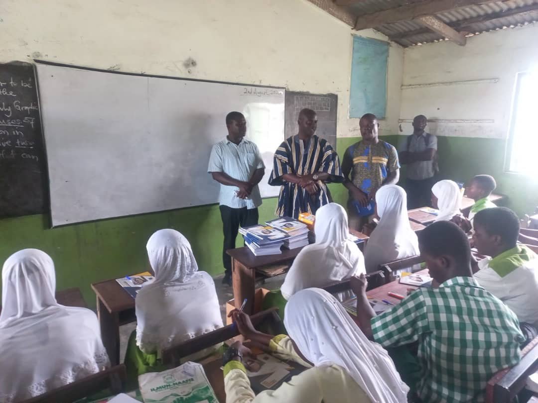 Presenting books to students in the classroom